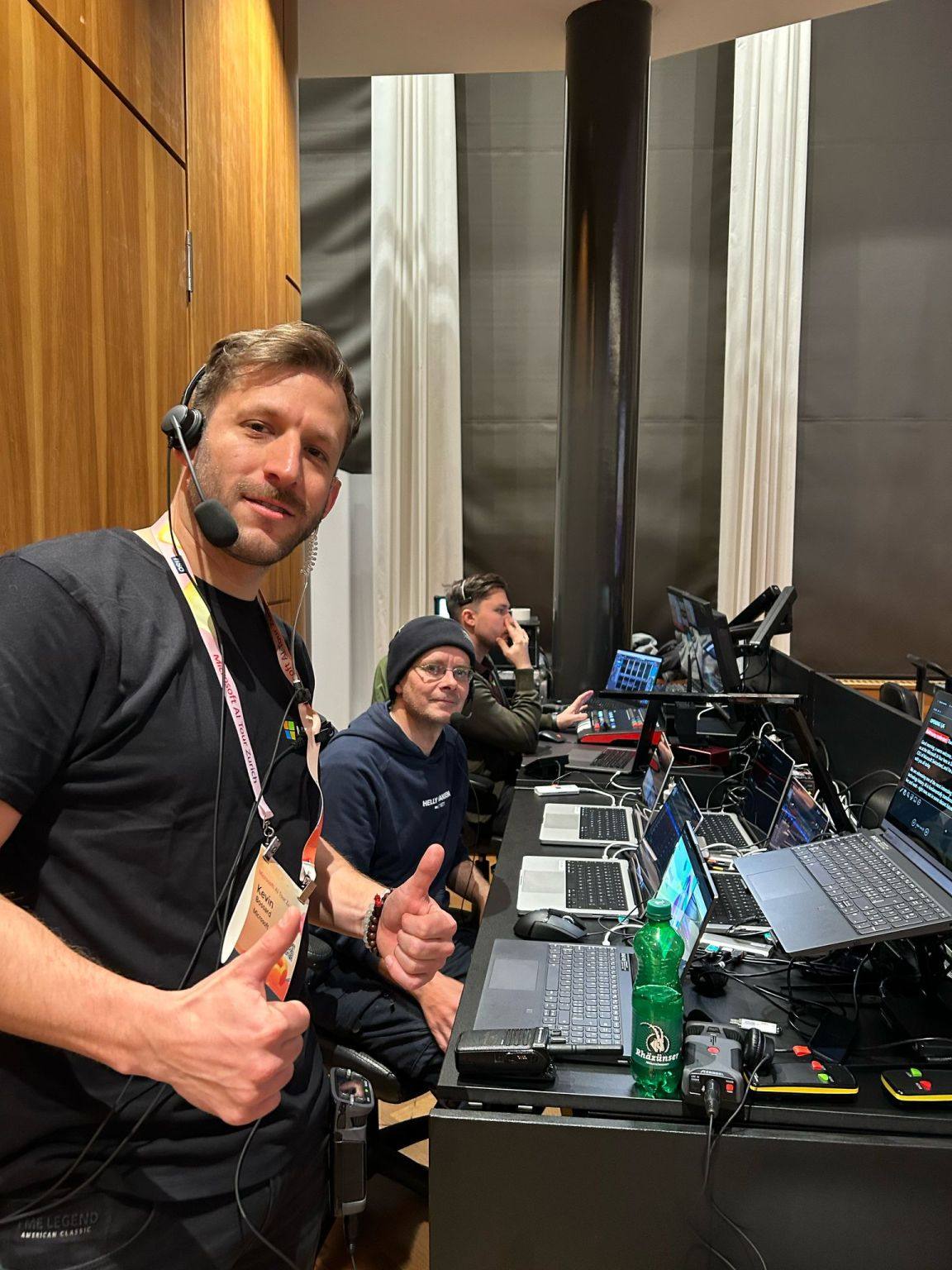 Das Show-Calling-Team an den Pulten im Front of House