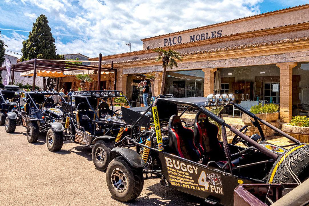 Buggys in einer Reihe, bereit für eine Tour auf Mallorca