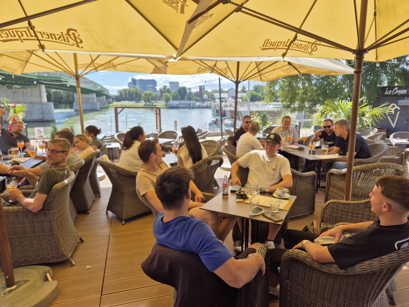 Team-Lunch auf einer Terrasse am Flussufer in Bratislava