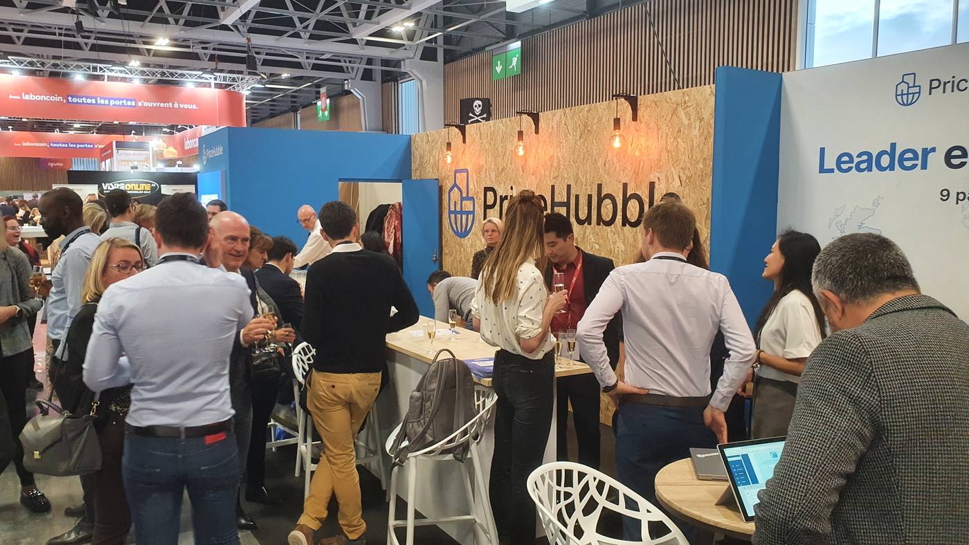 Besucher im Gespräch am Messestand von PriceHubble an der RENT Paris