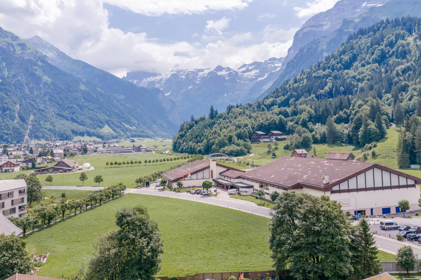 Luftaufnahme der Tennishalle als Konferenzlocation im Engelberger Tal