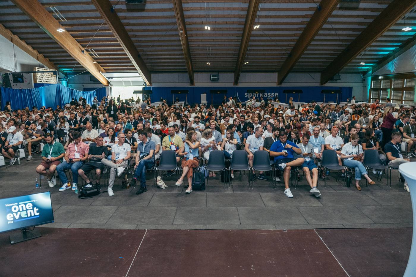 Volles Publikum vor der Hauptbühne des One Event