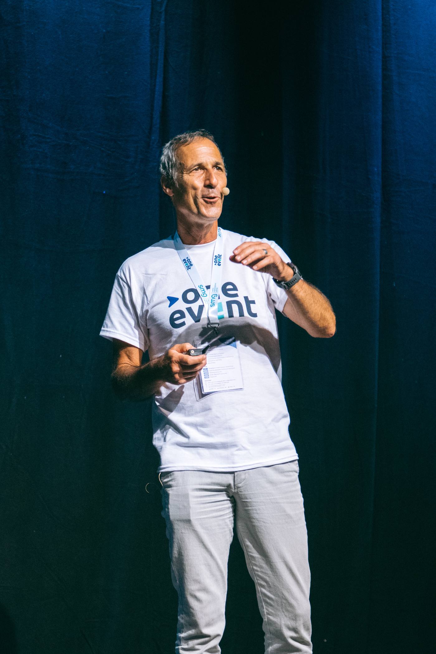 Speaker auf der Bühne der One Event Konferenz
