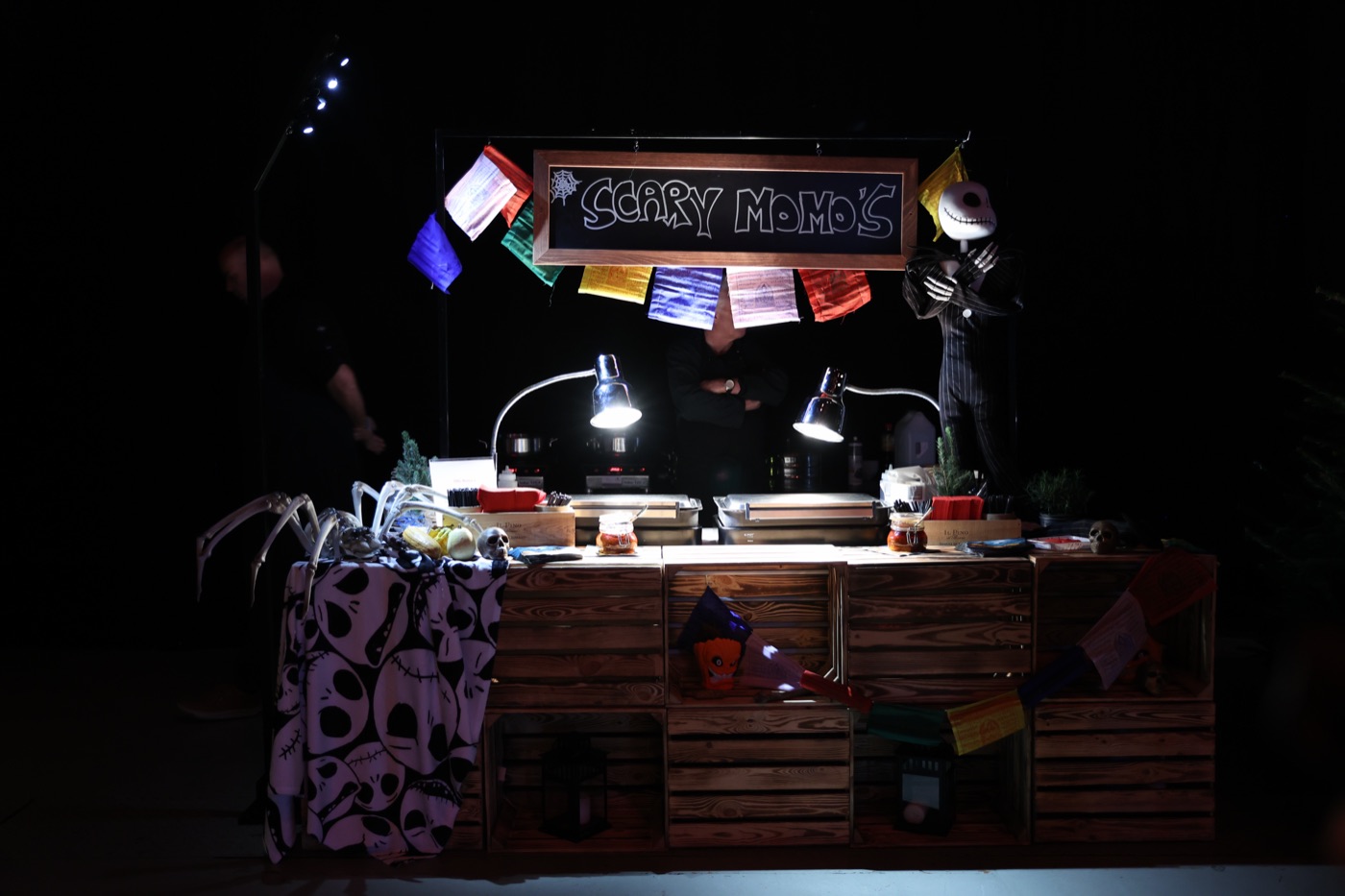 Food-Stand von Scary Momo’s unter den Augen von Jack Skellington